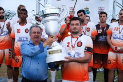 AV 13 fica com a taça de Vice-campeão