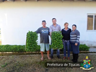 Na foto, o secretário Odirlei entrega as mudas para o casal Luiz Carlos da Silva e Fabiana Silva